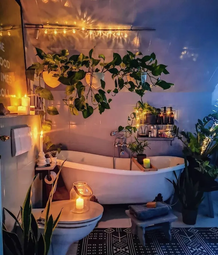 décoration spirituelle tendance 2022 plantes salle de bains avec baignoire