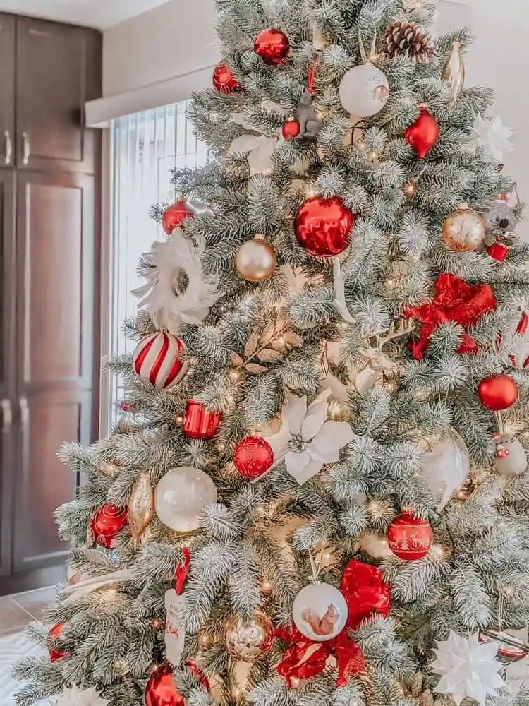 décorer sapin rouge et blanc et or tendances Noël 2021 décoration arbre festif boules de noel