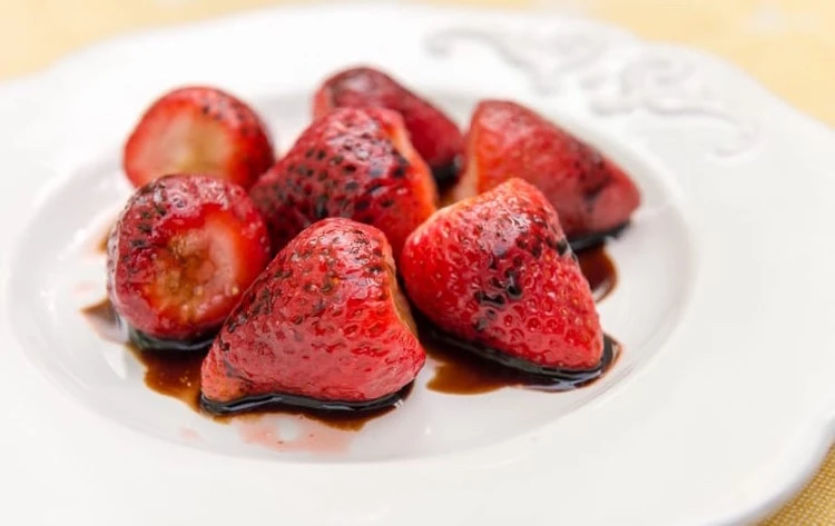 des fraises avec du vinaigre balsamique