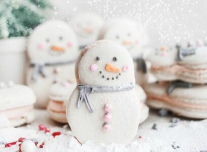 des macarons de Noel mignons en forme de bonshommes de neige