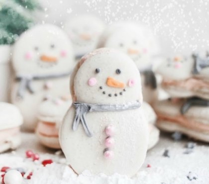 des macarons de Noel mignons en forme de bonshommes de neige