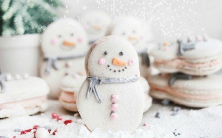 des macarons de Noel mignons en forme de bonshommes de neige