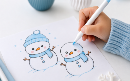 Enfant coloriant un dessin de bonhomme de neige kawaii au marqueur sur une feuille blanche