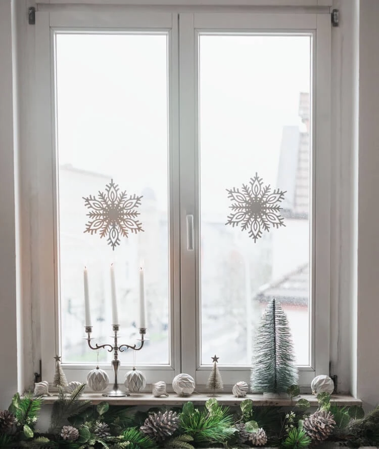 déco Noel vitre à faire soi meme flocons de neige en papier boules de noel en papier alvéolé et gurilande de sapin décorative
