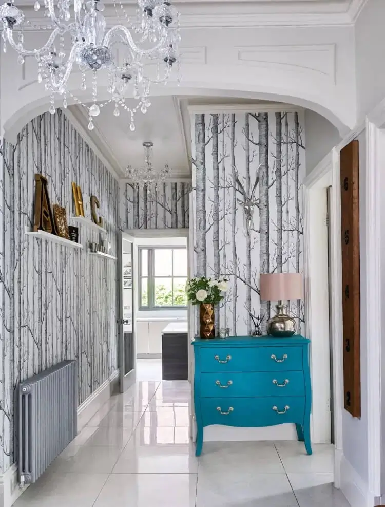 déco entrée maison 2022 papier peint foret meuble vintage relooké turquoise