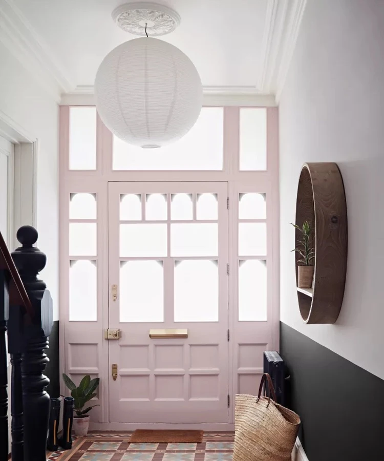 déco entrée maison 2022 porte rose peinture mi hauteur noir et blanc étagère murale ronde en bois