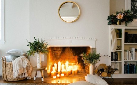 déco hygge pour Noel bougies allumées dans la cheminée coussins de sol plaid cozy
