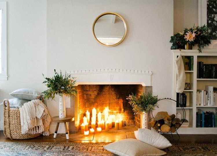 déco hygge pour Noel bougies allumées dans la cheminée coussins de sol plaid cozy