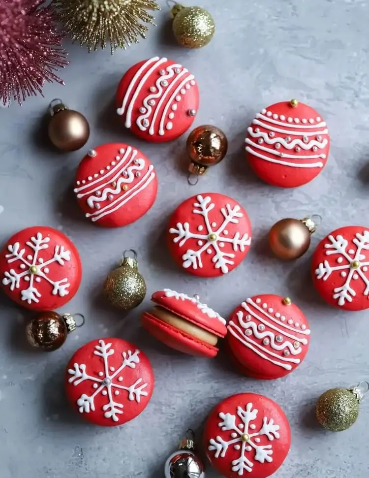 décoration de macarons rouges motifs flocons de neige glacage blanc pour Noel