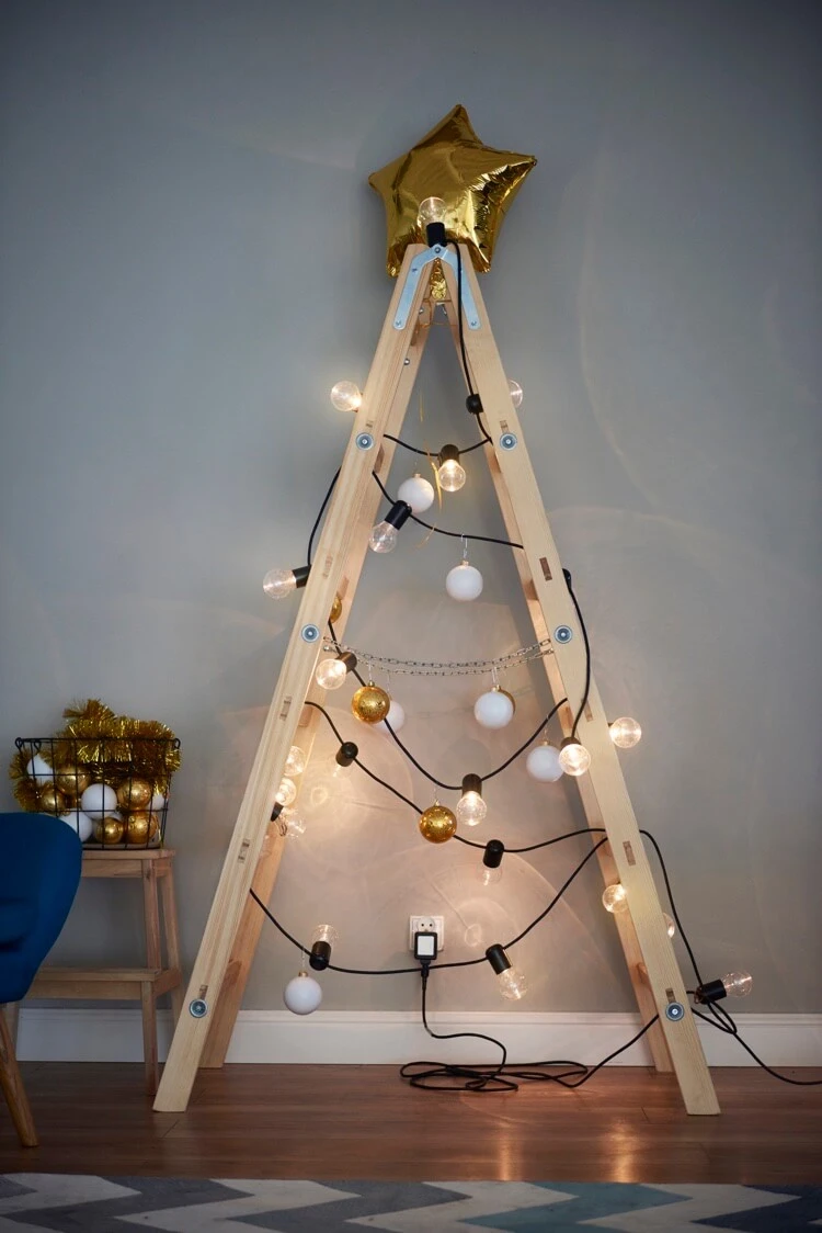 décoration échelle en bois guirlandes lumineuses et boules de Noel sapin alternatif