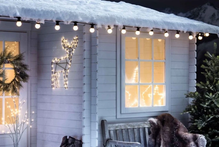 décoration lumineuse sur la fenetre pour Noel étoiles renne