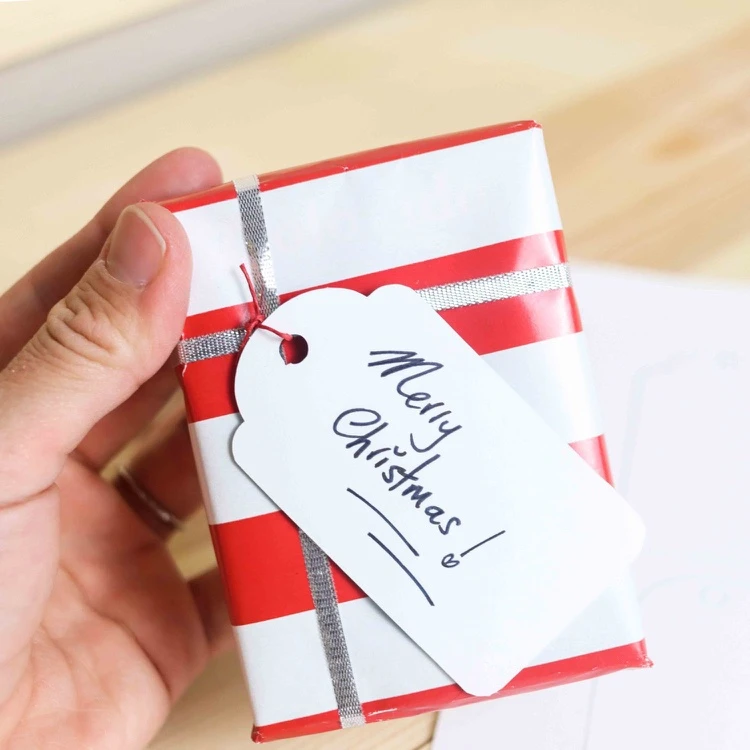 étiquette cadeau simple blanche pour les cadeaux de Noel à écrire à la main