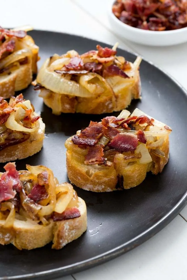 idée apéro nouvel an bouchées de baguette au bacon et à l'oignon caramélisé