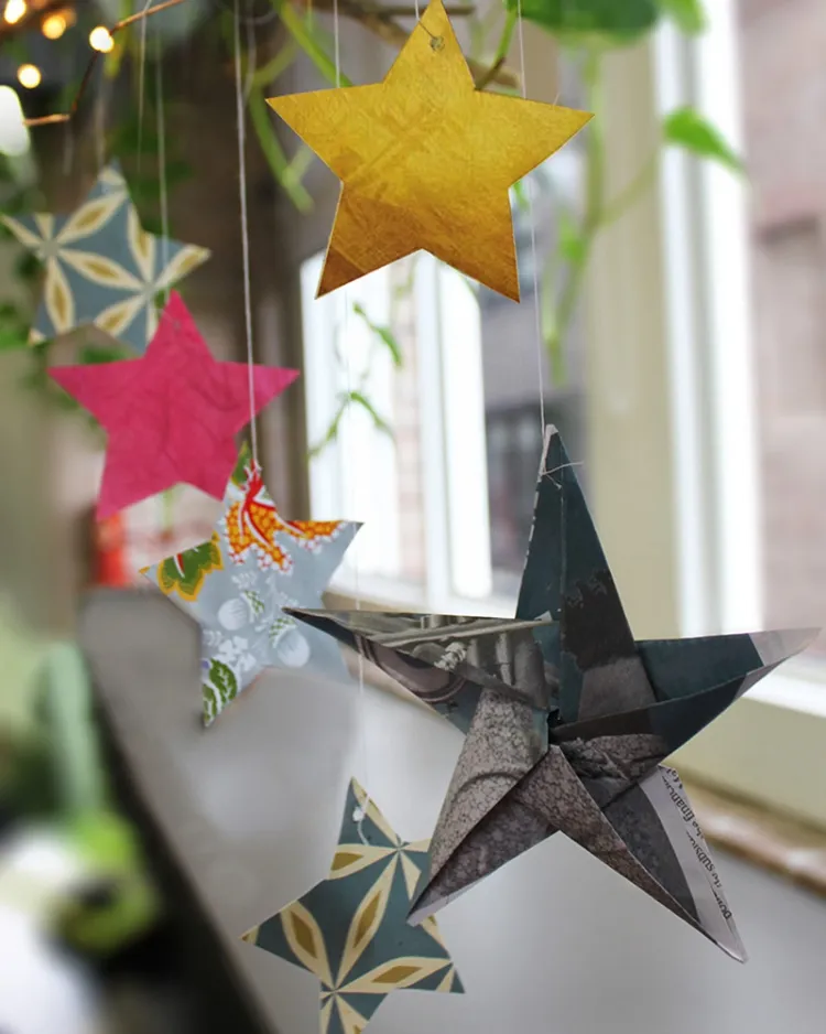 idées recycler les restes de papier cadeau guirlandes drapeaux étoiles luisantes