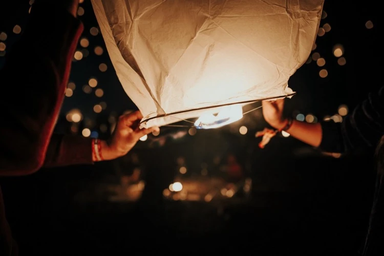 lacher de lanternes chinoises dans le ciel étoilé pour le Nouvel an