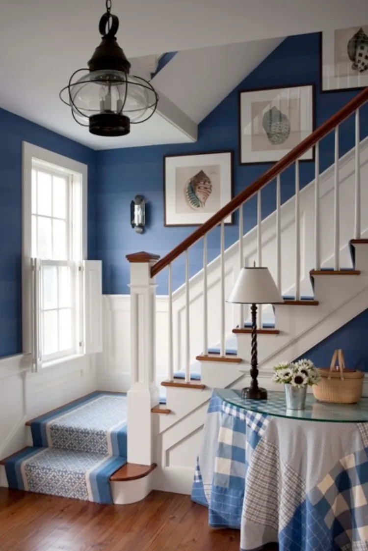 maison bord de mer comment décorer escaliers avec tapis bleu assorti peinture murale