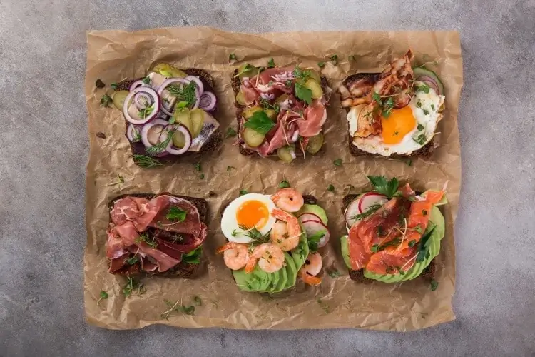 menu de Noel danois des sandwichs Smorrebrod tranches de viande et légumes sur du pain de seigle