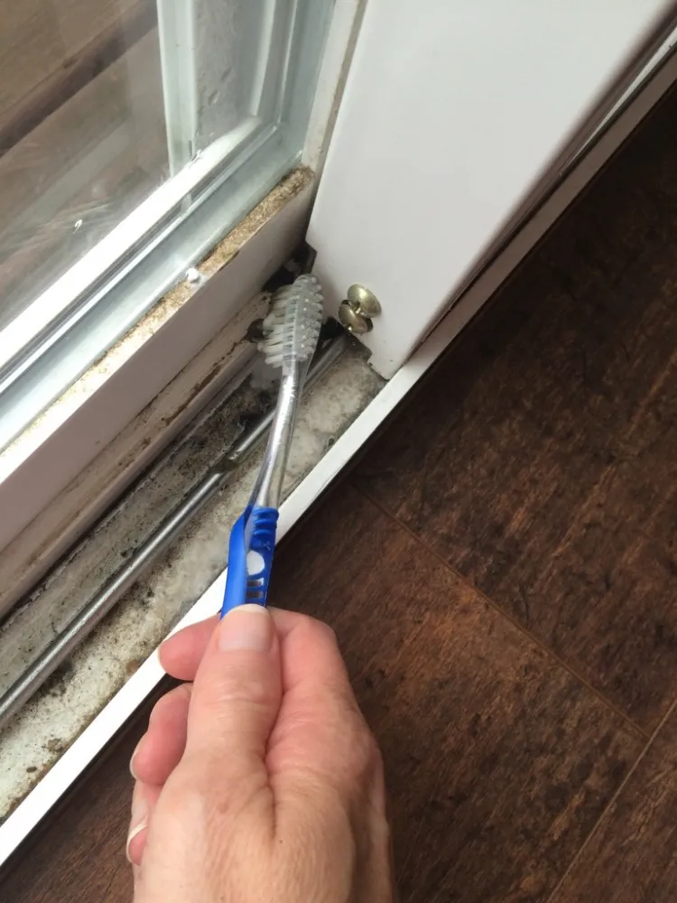nettoyer les joints de fenêtre dépoussiérer brosse sèche éliminer débris insectes morts
