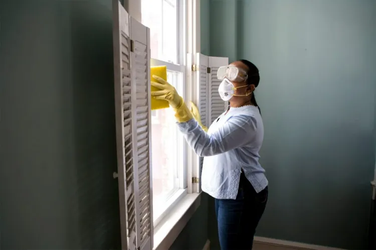 nettoyer les joints de fenêtre mesures prévention masque anti poussière gants