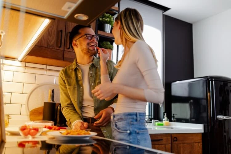 nouvel an en amoureux 2022 jeune couple cuisine ensemble en s amusant