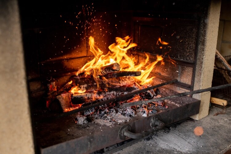 que faire des cendres de bois de la cheminée utilisations pratiques inattendues