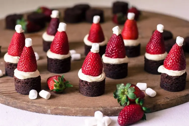 recettes dessert noel facile bonnets du père Noël mini brownies fraises fraîches