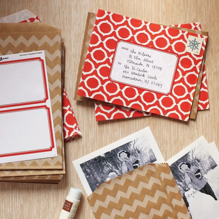 recycler les restes de papier cadeau fabriquer minuscules enveloppes courrier