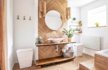 salle de bain en blanc et bois