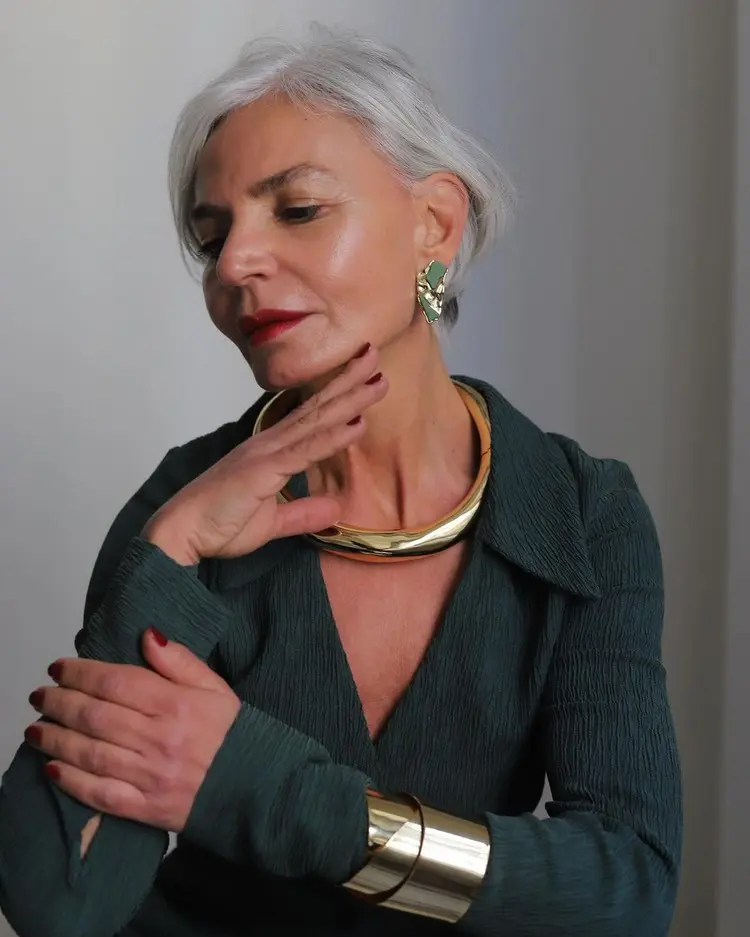 tenue de fete pour femme tenue de nouvel an 2021 accessoires Grece Ghanem bracelet XXL bijoux surdimensionnés