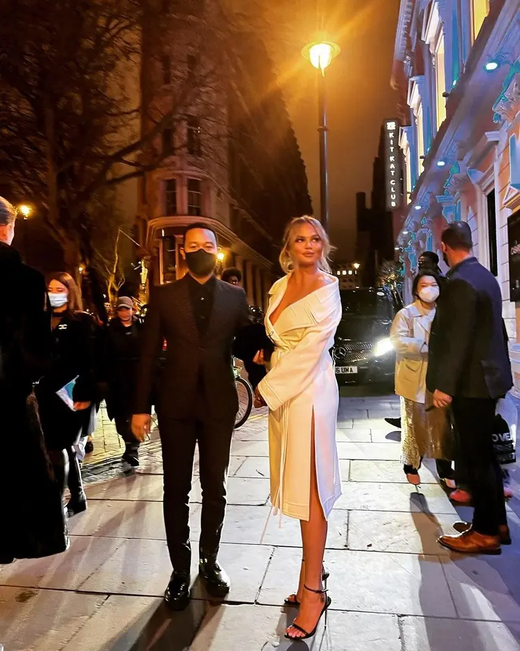 Chrissy Teigen John Legend accueillir nouvel an 2022 sublime robe manteau blanche Londres