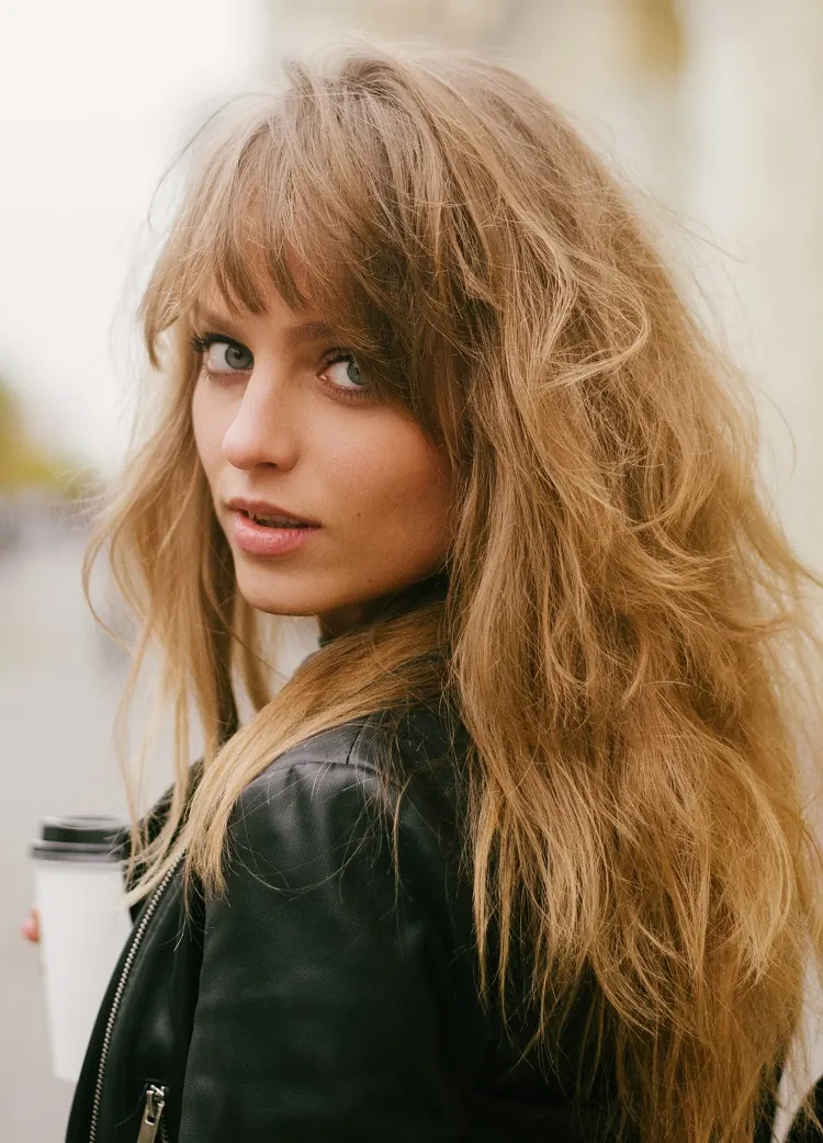 Coupe avec frange sur le coté cheveux longs