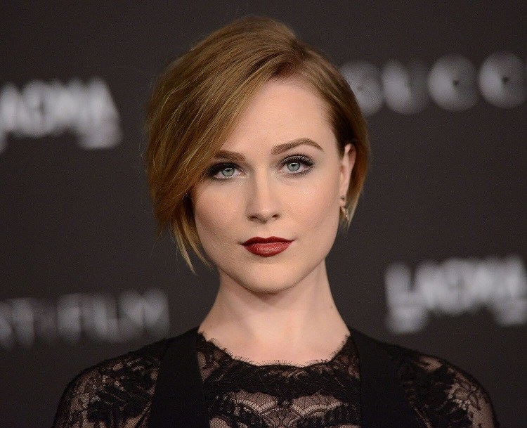 Evan Rachel Wood coupe frange de cote tendance capillaire 2022