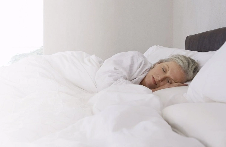 Femme mature en train de dormir pour avoir plus d energie