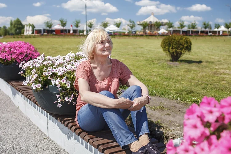 Femme prend du vitamine D