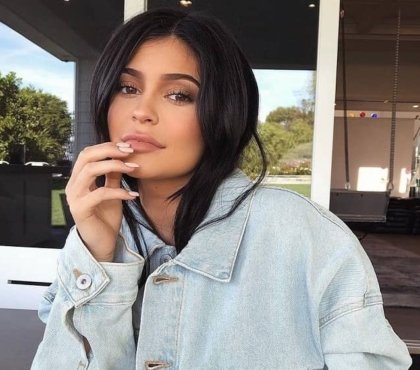 Kylie Jenner adopte une coiffure tendance 2022 frange asymétrique