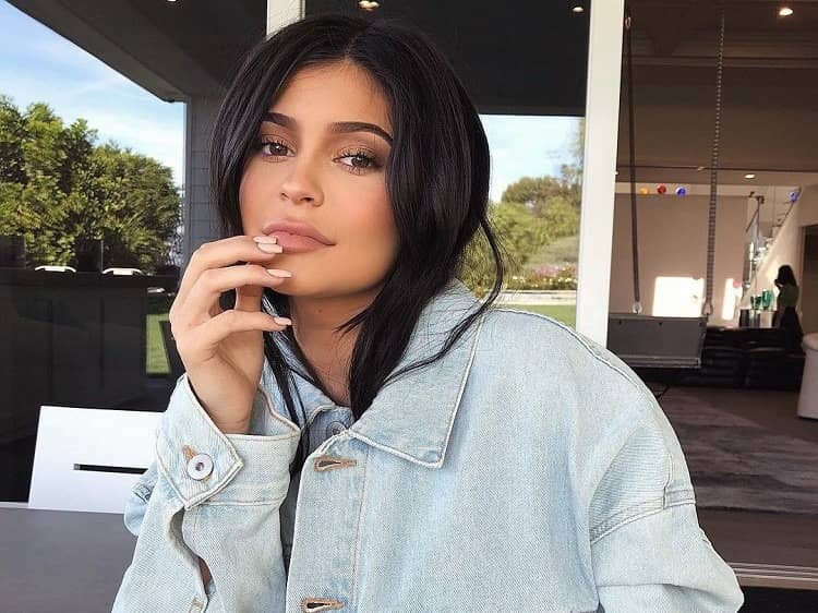 Kylie Jenner adopte une coiffure tendance 2022 frange asymétrique
