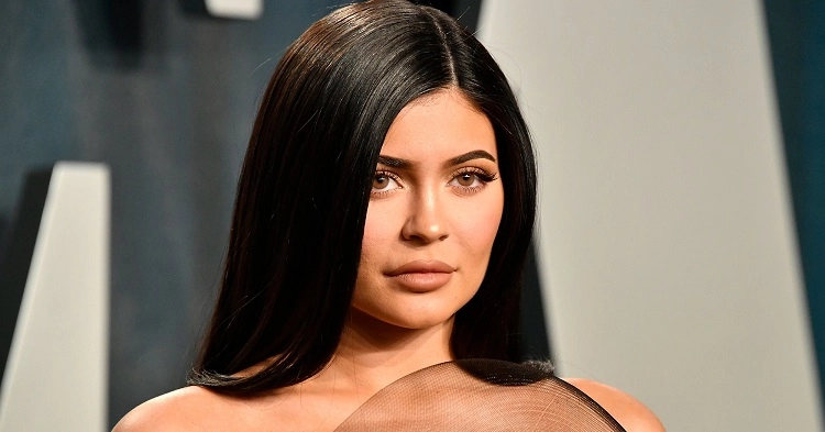 Kylie Jenner cheveux brillants