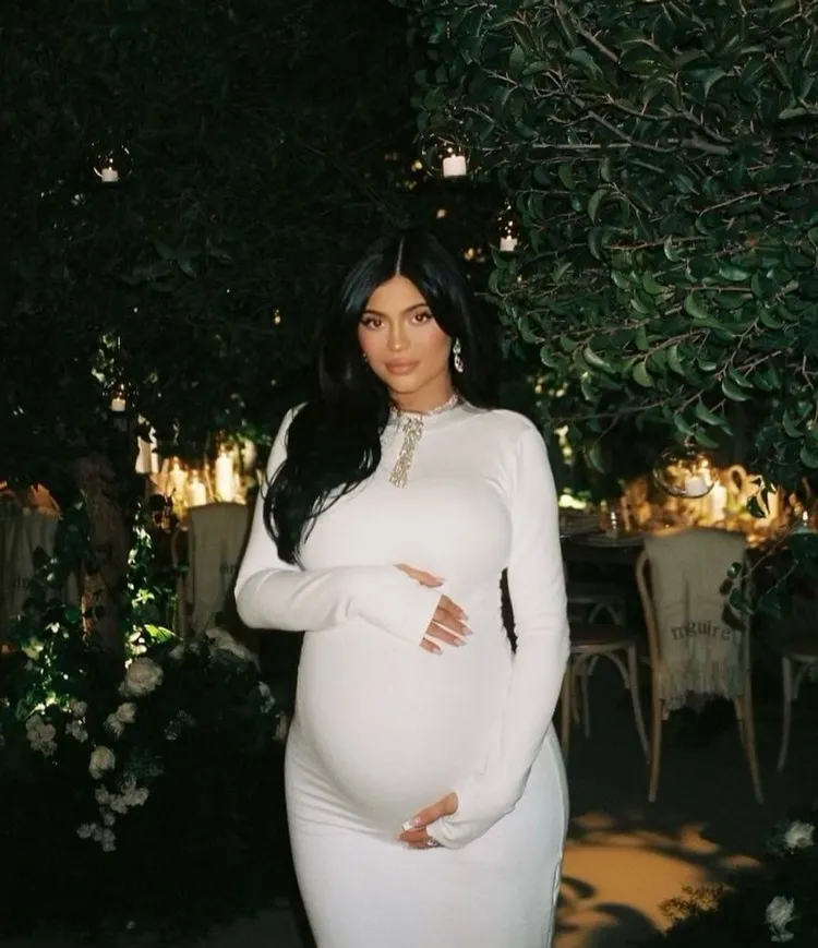Kylie Jenner enceinte 2022 images Baby Shower deuxième enfant robe blanche moulante