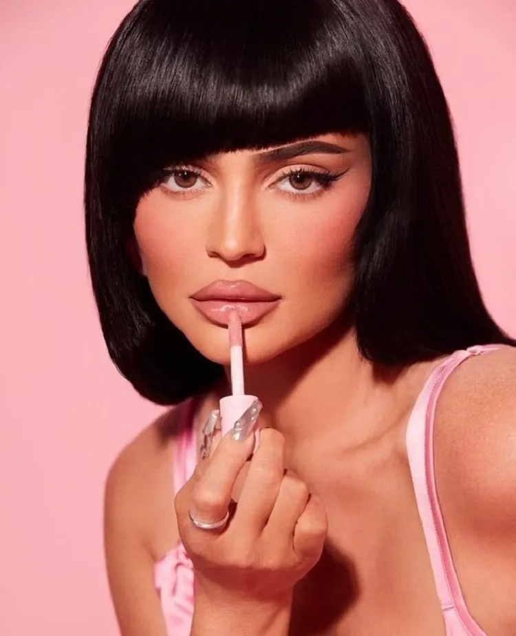 Kylie Jenner nouvelle frange audacieuse asymétrique coiffure tendance 2022