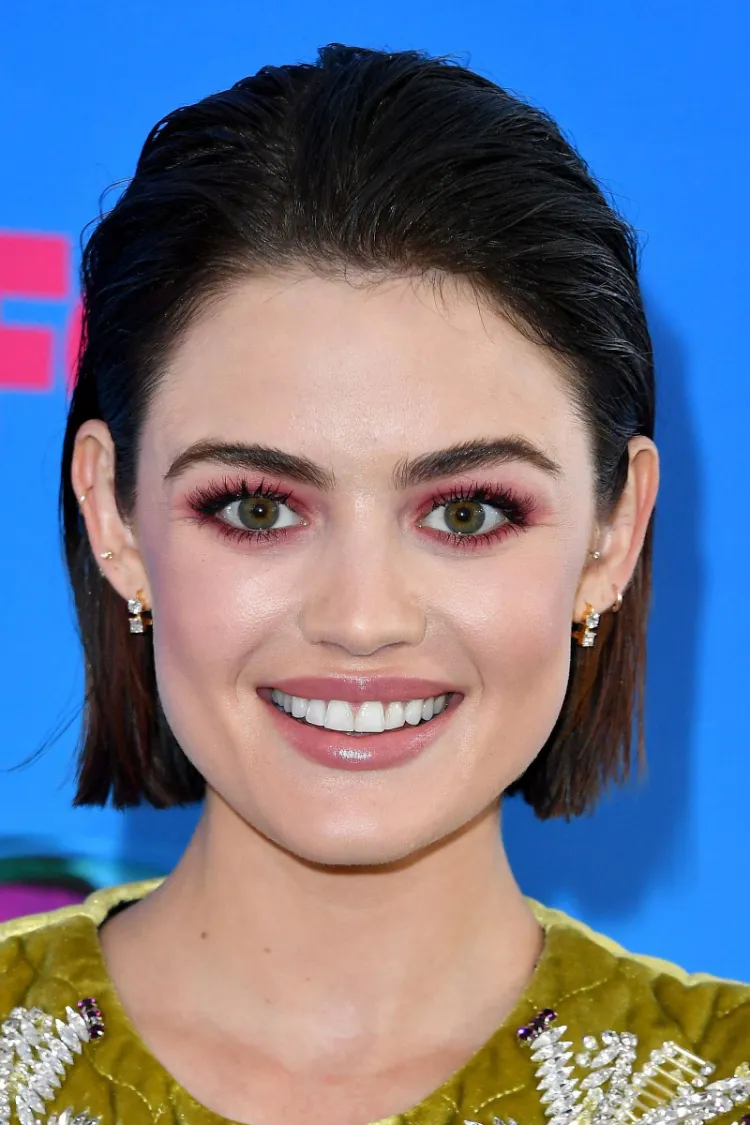 Lucy Hale coupe Boy Bob tendance 2022 cheveux plaqués vers arrière