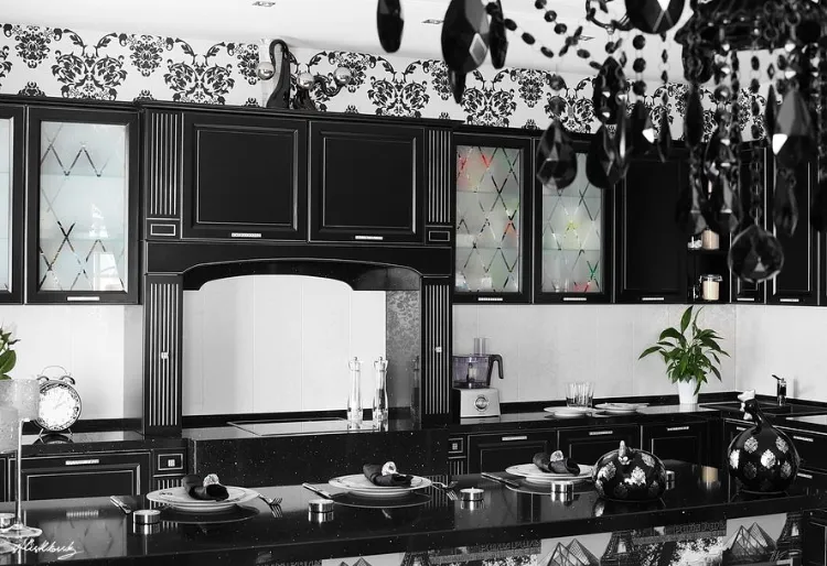 armoires noires lustre pampilles décoration cuisine gothique tendance 2022