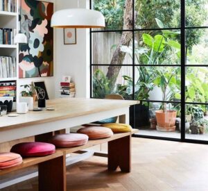 banc bois avec coussins velours couleurs tendance deco salle a manger 2022