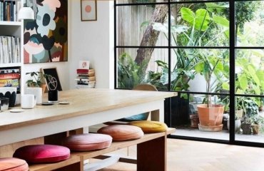 banc bois avec coussins velours couleurs tendance deco salle a manger 2022
