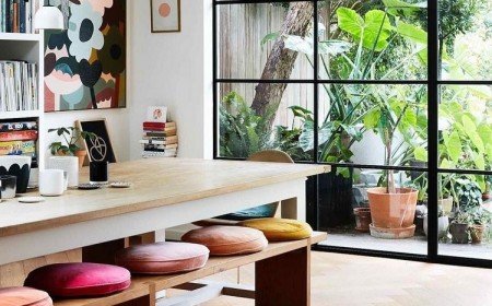 banc bois avec coussins velours couleurs tendance deco salle a manger 2022