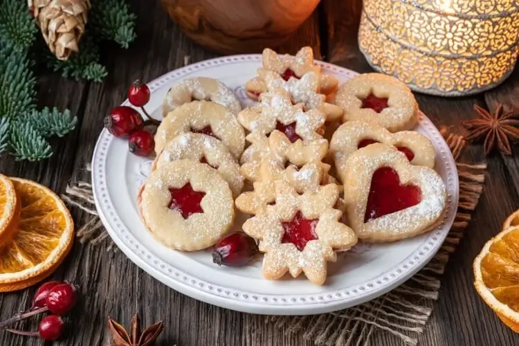biscuits de Noel linzer avec confiture de confiture de cynorrhodon maison