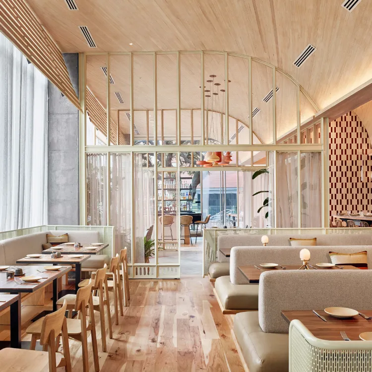 bonnes idées décoration restaurant piquer lambris sol bois clair verrière peinte