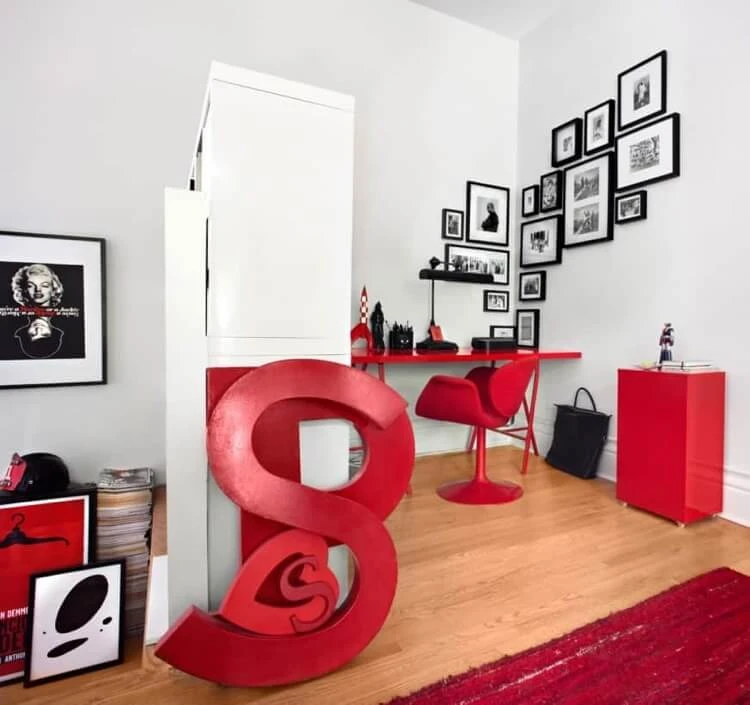 bureau à domicile avec déco rétro moderne en rouge et noir