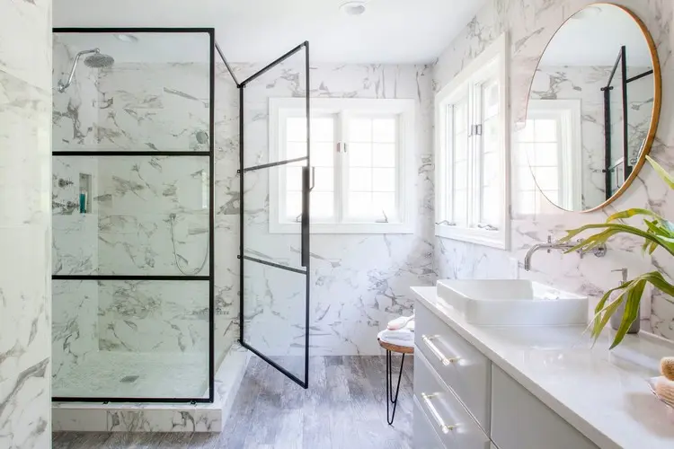 carrelage salle de bain effet marbre carrelage imitation bois sur le sol idée tendance déco
