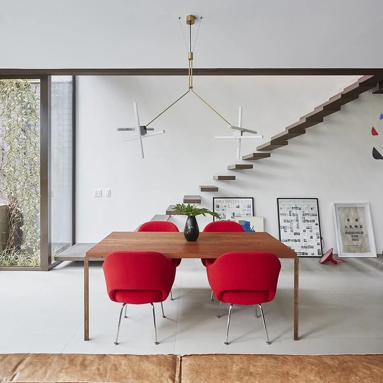 chaises de salle à manger en rouge vif table en bois escalier suspendu moderne