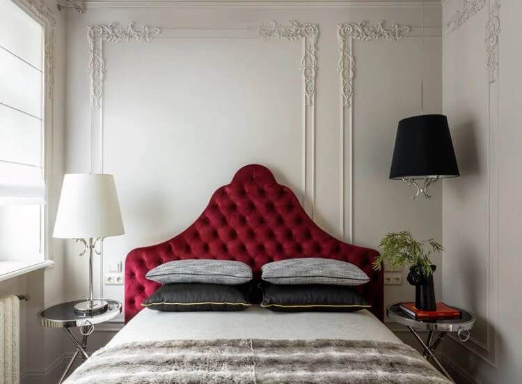 chambre adulte avec déco rouge tete de lit capitonnée ameublement luxe